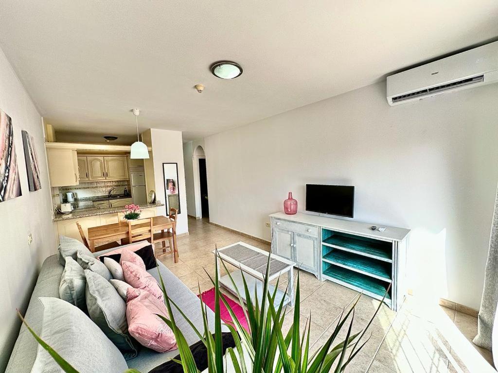 Sunny Apartment & Heated Pool Лос Кристианос Екстериор снимка